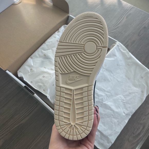 Air Jordan mid 1 barely orange - Picture 3 of 4